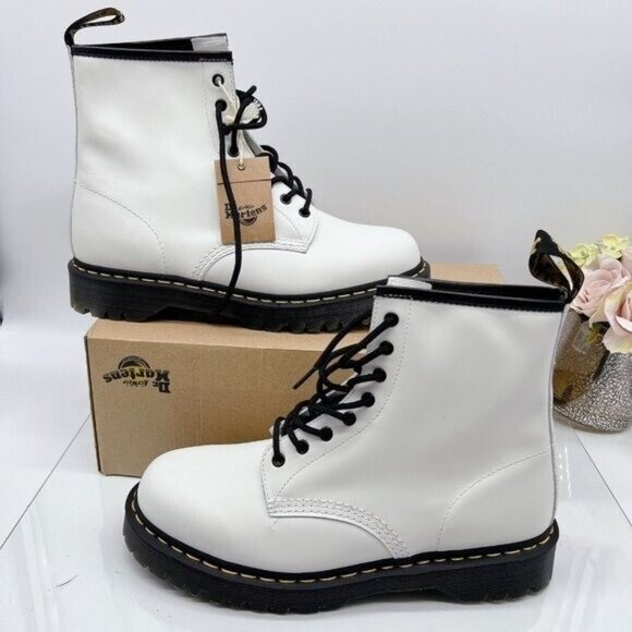Dr. Martens 11821 Lace Up 8-Eye Combat Boots White Smooth Leather Wms US 8 - NEW - Picture 3 of 12